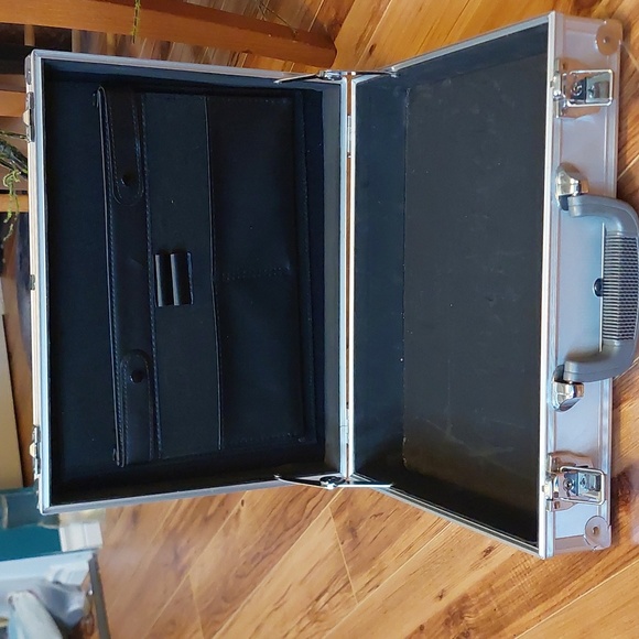 Metal case from Logics Color DNA System - Picture 3 of 7